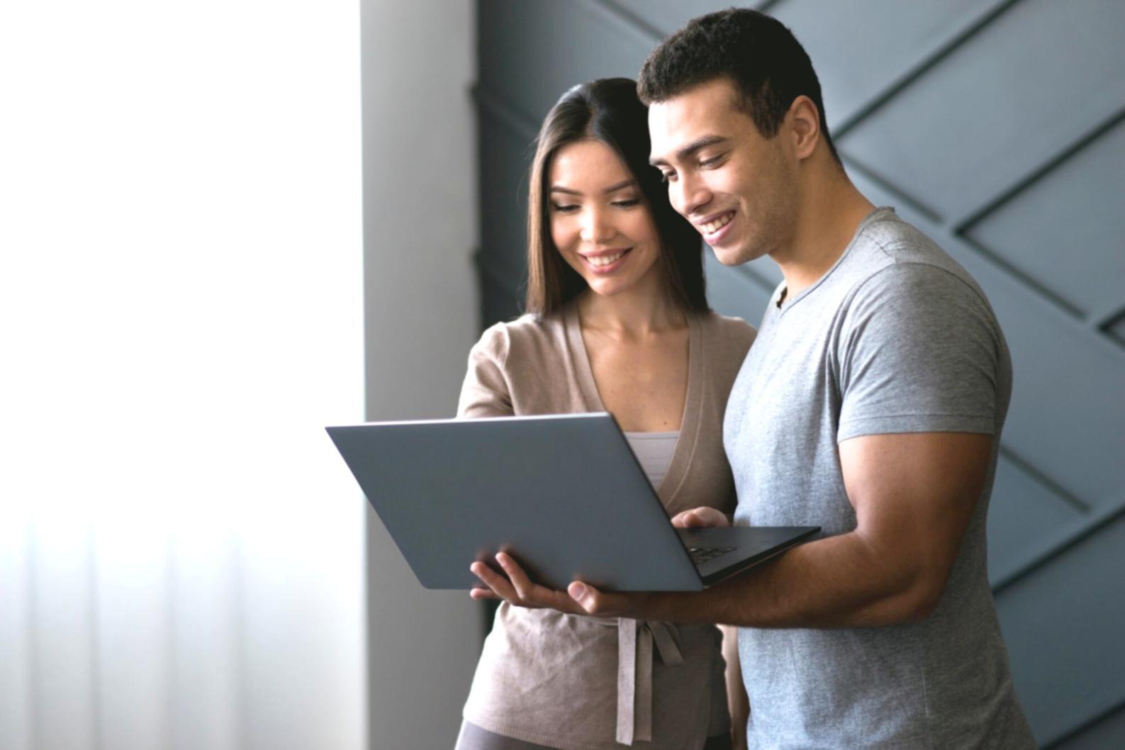 Sesión de consultoría financiera personalizada en oficina