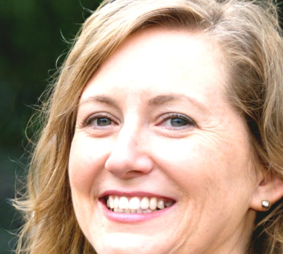 Retrato profesional de Casandra Villar, experta en gestión de deuda y ahorro